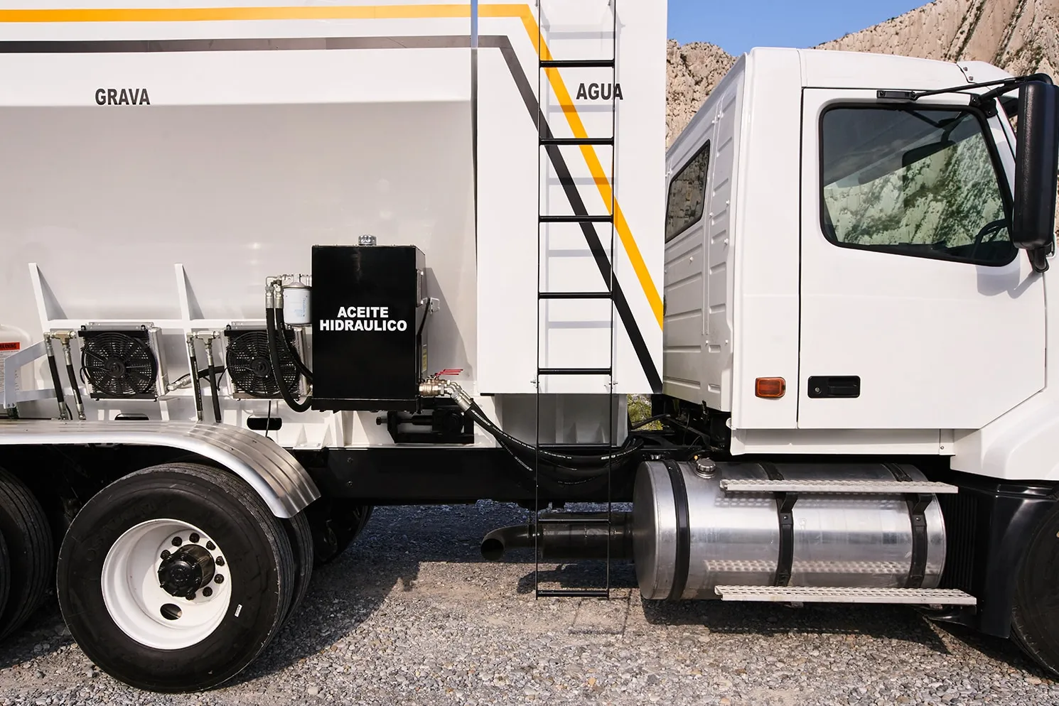 Descubre qué es una planta de concreto móvil utilizada para producción controlada, optimizando materiales, tiempos y rendimiento durante colados en obra.